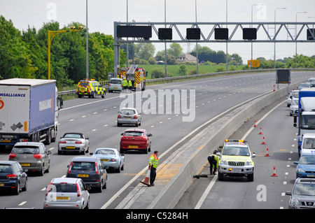 Zwei Teams der Highways Agency Verkehr Offiziere nach zwei Car crash Unfälle auf jeder Autobahn M25 Fahrbahn Slow- & stehende Fahrzeuge UK Stockfoto