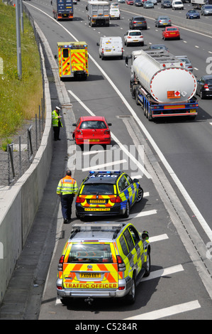 Rotes Auto Autobahn Unfall zog nach Standstreifen mit geparkten Rettungsdienste Fahrzeuge beteiligt Stockfoto
