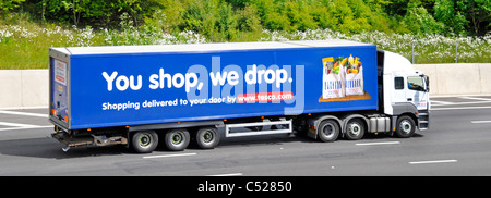 Seitenansicht der Lkw-Supermarkt Lebensmittel Supply Chain Store ein Lieferservice Lkw Lkw mit Anhänger Werbung Tesco essen Business fahren Auf de Autobahn Stockfoto