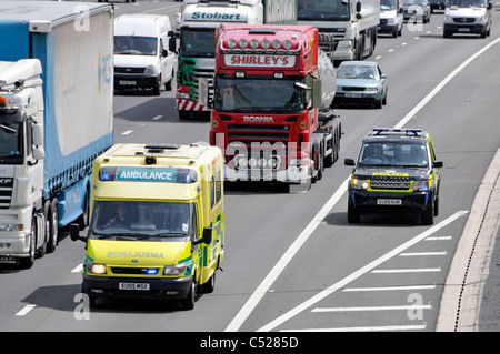 Notdienste Lichter auf Krankenwagen und Polizei Fahrer starken Verkehr auf der Autobahn auf dem Weg nach Unfall mit Lane One&pannenstreifen M 25 Essex England Großbritannien Stockfoto