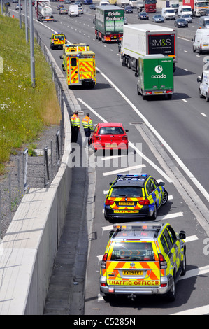 Blick von oben nach unten rot Auto nach Autobahn crash auf pannenstreifen bewegt geparkt Notdienste Fahrzeuge Autobahn M25 Essex England Großbritannien Stockfoto