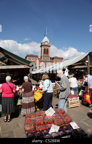 Shopper kaufen lokale angebaute Obst und Gemüse auf einem belebten Markt in Chesterfield, England, Vereinigtes Königreich Stockfoto