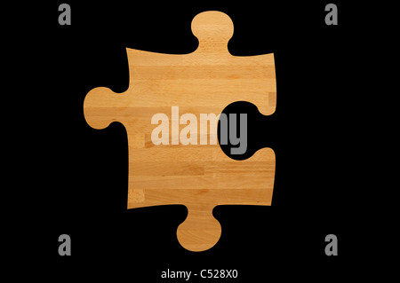 Hölzerne Puzzleteile vor schwarzem Hintergrund isoliert Stockfoto