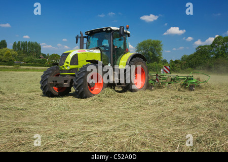 CLAAS Ares 697 ATZ drehen Heu Stockfoto