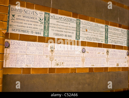 Postman es Park EC1 viktorianischen Denkmal Keramik Plaketten Wand des Helden zur Selbstaufopferung des Londoner England Europa Stockfoto