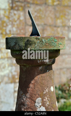 Detail der Sandstein Sonnenuhr, All Saints Church. Culgaith, Cumbria, England, Vereinigtes Königreich, Europa. Stockfoto