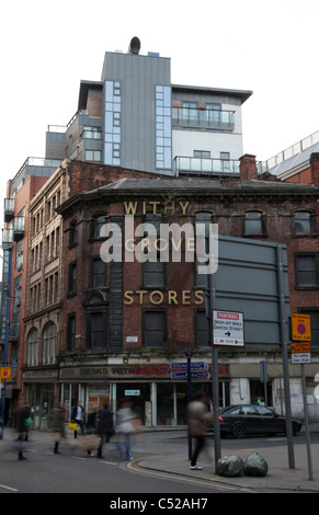 Blick auf die Geschäfte von Withy Grove in der Nähe der Shudehill Interchange in Manchester Stockfoto