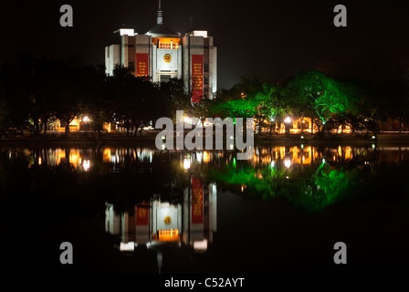 Das Hanoi Volkskomitee Gebäude in der Nacht, Hanoi, Vietnam Stockfoto