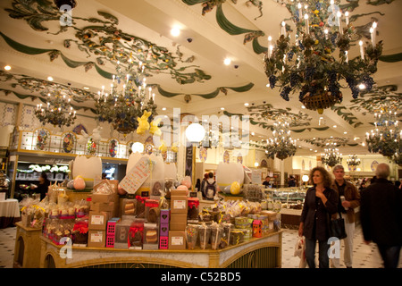 Interieur von Harrods in Knightsbridge, London, England, UK Stockfoto