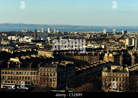 Ein Blick über Edinburgh, den Firth of Forth von Calton Hill Stockfoto
