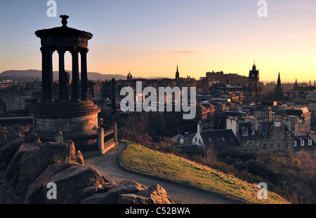 Ein Blick über Edinburgh vom Calton Hill bei Sonnenuntergang Stockfoto