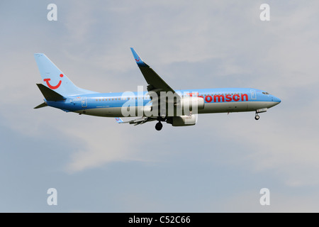 Seitenansicht des Thomson Airways Boeing 737 Ansatz von Land Stockfoto