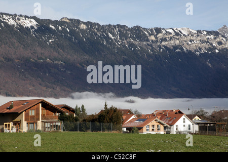 Die Sonne brennt vom Nebel, der Wilderswil, Schweiz, bedeckt Stockfoto