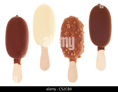 4 köstliche Schokolade Eis (Milch, weiß, Mandel, schwarz) isoliert auf weißem Hintergrund Stockfoto