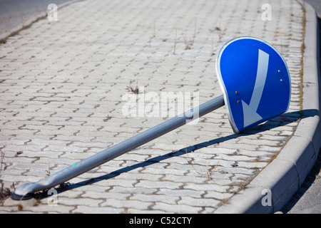 Kaputte Verkehrsteiler / Spurmarkierung , die von einem Auto getroffen wurde , Finnland Stockfoto