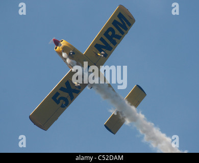 Ein Fuji FA200 Aero Subaru einmotorigen Kunstflug Flugzeug spuckt Rauch Stockfoto