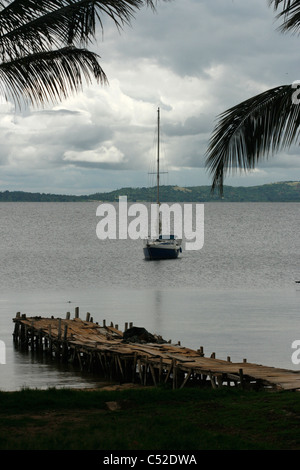 Ein Segelboot, festgemacht an einer Insel im Viktoriasee, Uganda Stockfoto