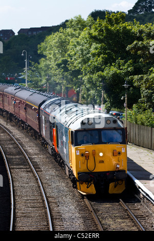Die British Rail Class 37 Railfreight-Lackierung trug die Nummer 37518. Heritage Diesel Trains auf der ELR East Lancashire Railway Heritage Trust Gala. UK Stockfoto
