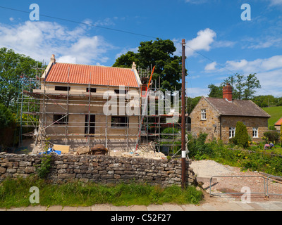 Ein Haus am Lealholm in North Yorkshire Moors Nationalpark gebaut wird, wo neue müssen Häuser traditionelle Aussehen haben Stockfoto