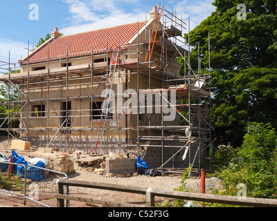 Ein Haus am Lealholm in North Yorkshire Moors Nationalpark gebaut wird, wo neue müssen Häuser traditionelle Aussehen haben Stockfoto