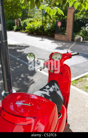 Vespa Motorrad parken auf Straße, Paris, Frankreich Stockfoto