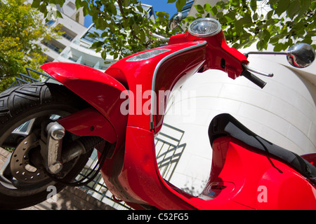 Vespa Motorrad parken auf Straße, Paris, Frankreich Stockfoto