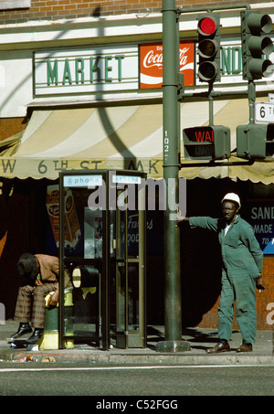 betrunkener Mann Mülleimer 6th Street San Francisco Ghetto während der böse Mann im Schutzhelm arbeiten Kleidung starrt sitzen Stockfoto