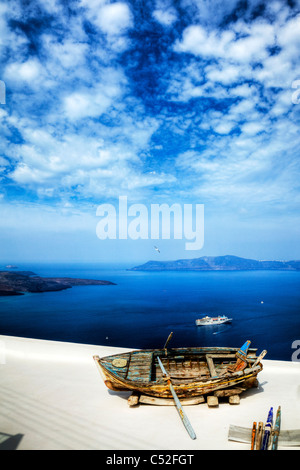 Thira auf legendären griechischen Insel Santorin, typische Griechenland, alte faulenden Holz Ruderboot auf weiß gewaschen Gebäude caldera Stockfoto