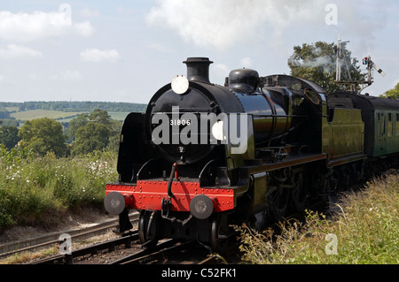 Dampflok und nähert sich Ropley auf die Mid-Hants Bahn zu trainieren. Der Motor ist ehemaliger Southern Railway U Klasse Nr. 31806. Stockfoto