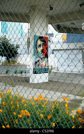 San Francisco, Kalifornien. Verunstaltete Obama Wahlplakat unter Autobahn hat Hitler Schnurrbart gemalt. 2008 © Bob Kreisel Stockfoto