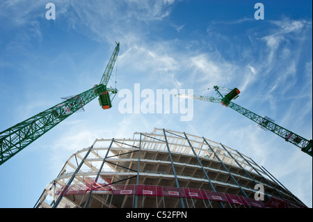 Zwei Kräne Turm über der Baustelle des neuen Co-op-Gebäudes in Manchester. Stockfoto