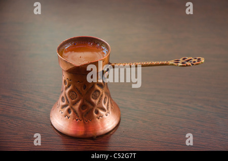 Bosanska Kahva der bosnische Kaffee, auch bekannt als türkischer Kaffee im DZEZVA Topf Mostar Stadt Bosnien und Herzegowina-Europa Stockfoto