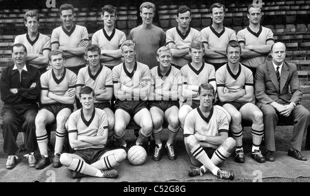 Wolverhampton Wanderers Fußballmannschaft August 1963 zurück, von links: Peter Broadbent, Johnny Kirkham, David Woodfield, Fred Davies, Jimmy Murray, Ted Farmer, Gerry Harris. Sitzplätze: Joe Gardiner, Terry Wharton, Bobby Thomson, Ron Flowers, Chris Crowe, Alan Hinton, George Showell, Stan Cullis. Vorne: Fred Goodwin, Barry Stobart. Stockfoto