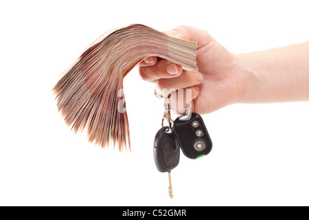 Menschliche Hand mit Bündel Geld und Auto Schlüssel isoliert auf weißem Hintergrund Stockfoto