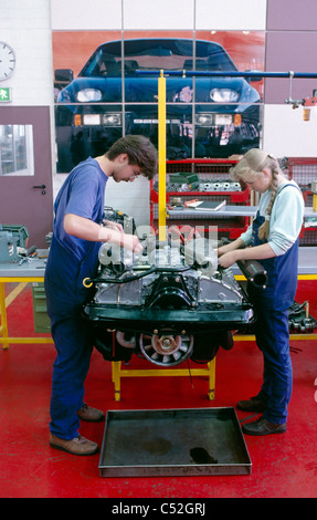 Deutsche Auszubildende arbeiten an Porsche in Deutschland. Stockfoto