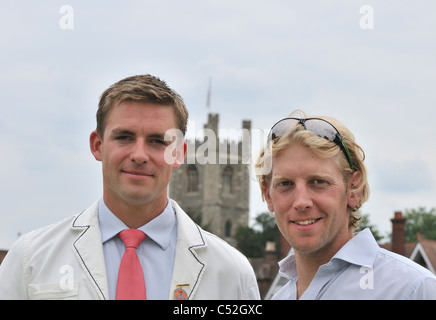 PK Reed (l) & A.Triggs Hodge (r) Henley Royal Regatta im Bootsteltbereich mit der Pfarrei Henley mit der Remenham-Kirche hinter Henley auf der Themse Stockfoto