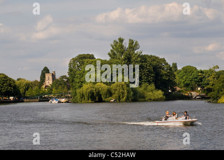 Aal-Torte-Insel. Fluss Themse St. Marys Kirche Twickenham Middlesex. HOMER SYKES Stockfoto