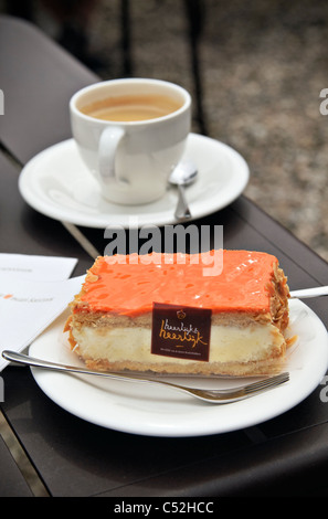 Tompoes, typisch holländische Gebäck in der Regel mit Kaffee serviert Stockfoto