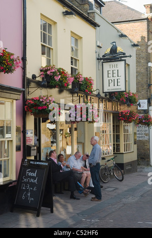 Twickenham, Middlesex. Trinker vor The Eel Pie Pub nach Eel Pie Insel Church Street Straße benannt. HOMER SYKES Stockfoto