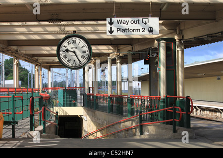 Blick auf die Bahnhofsuhr und Rampe in Carnforth Station, die in dem berühmten Film Begegnung unter der Regie von David Lean. Stockfoto