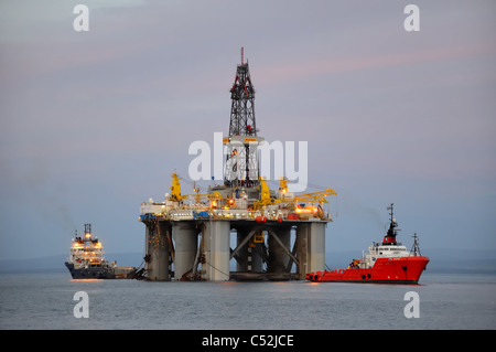 Halb versenkbaren Bohren rig abgeschleppt von Cromarty Firth., Schottland, UK (Wilphoenix) (Glomar Arktis II) Stockfoto