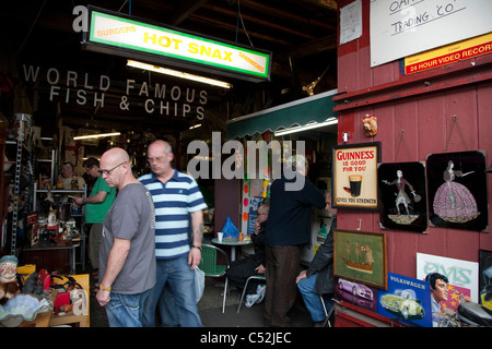 Menschen beim Einkaufen am Sonntag Markt in Brick Lane; London; England; UK Stockfoto