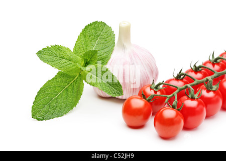 Minze Blätter, Knoblauch und Kirschtomaten isoliert auf weißem Hintergrund Stockfoto