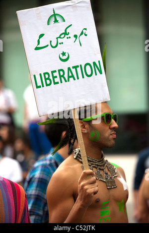 Coloufrul Zeichen, die Teilnahme an der Londoner Gay-Pride-41 Jahre. Jubiläums-Parade - London 2.. Juli 2011 Stockfoto