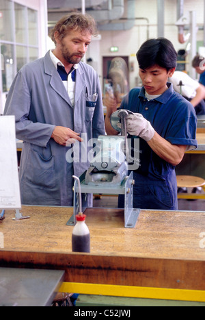 Auszubildende und Ausbilder im Porsche-Werk in Deutschland. Stockfoto