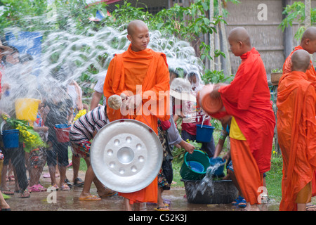 Thai Mönch an Songkran Stockfoto