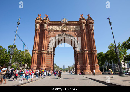 Barcelona Spanien Arc de Triomf oder Triumphbogen mit Touristen, Skateboard Ridersbaby Kinderwagen und Fußgänger herumlaufen. Stockfoto