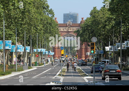 Barcelona Spanien Arc de Triomf oder Triumphbogen mit Touristen, Radfahrer, Verkehr und Fußgänger herumlaufen. Stockfoto