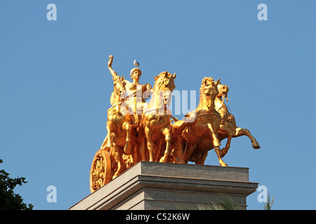 Die Barcelona Quadriga de le Aurora mit einem goldenen Wagen. Stockfoto