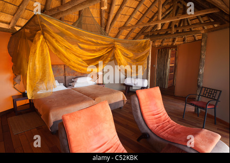 Rondavel-Stil Chalet aus Holz, Leinwand und Stroh Sossus Dune Lodge in der Nähe von Sossusvlei, Namib-Naukluft Park, Namibia. Stockfoto